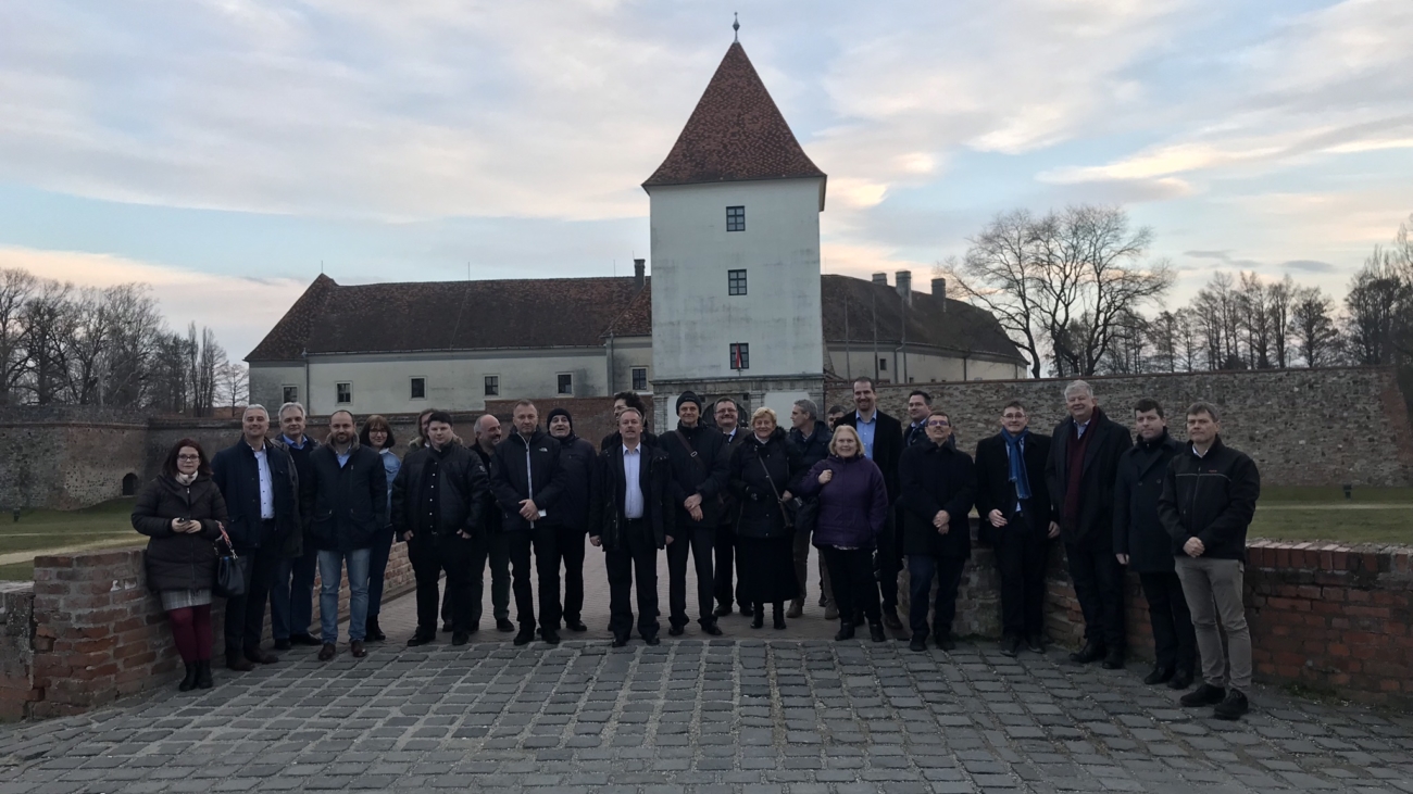 5C0B5EF4-040B-404D-8D5B-5CDDFEC6FB39